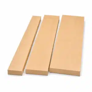 Drei gehobelte Erlenbretter nach Maß in 10 cm, 15 cm und 20 cm Breite auf weißem Hintergrund