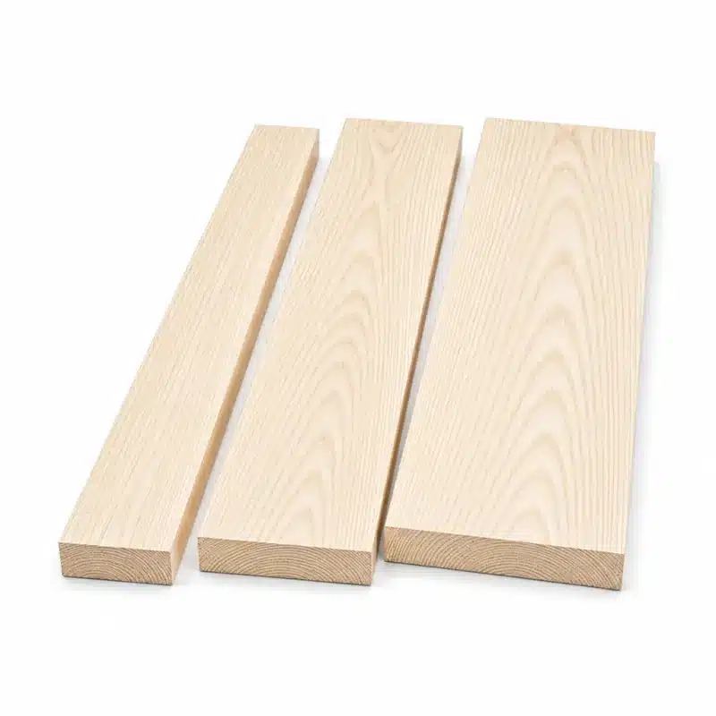 Drei gehobelte Eschenbretter nach Maß in 10 cm, 15 cm und 20 cm Breite auf weißem Hintergrund