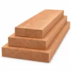 Drei sägeraue und unbehandelte Holzbohlen aus europäischem Kirschbaum auf weissem Hintergrund gestapelt, in den Breiten 10 cm, 15 cm und 20 cm.