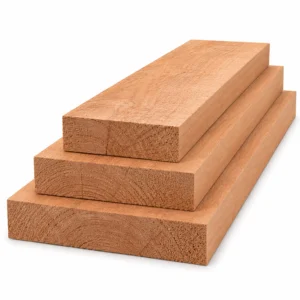 Drei sägeraue und unbehandelte Holzbohlen aus europäischem Kirschbaum auf weissem Hintergrund gestapelt, in den Breiten 10 cm, 15 cm und 20 cm.