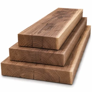 Drei sägeraue und unbehandelte Holzbohlen aus europäischem Nussbaum auf weissem Hintergrund gestapelt, in den Breiten 10 cm, 15 cm und 20 cm.