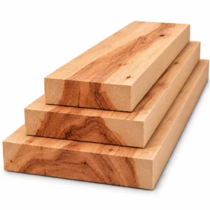 Drei sägeraue und unbehandelte Holzbohlen aus Kernbuche auf weissem Hintergrund gestapelt, in den Breiten 10 cm, 15 cm und 20 cm.