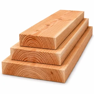 Drei sägeraue und unbehandelte Holzbohlen aus Lärche auf weissem Hintergrund gestapelt, in den Breiten 10 cm, 15 cm und 20 cm.
