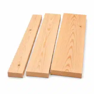Drei gehobelte Lärchenbretter nach Maß in 10 cm, 15 cm und 20 cm Breite auf weißem Hintergrund