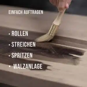 Auftragen der OLI-NATURA Antique Reaktivbeize mit dem Pinsel auf eine Eichenholzoberfläche