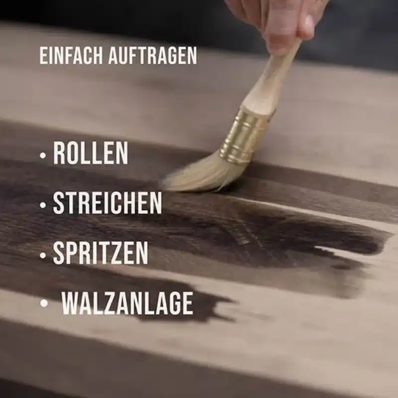Auftragen der OLI-NATURA Antique Reaktivbeize mit dem Pinsel auf eine Eichenholzoberfläche