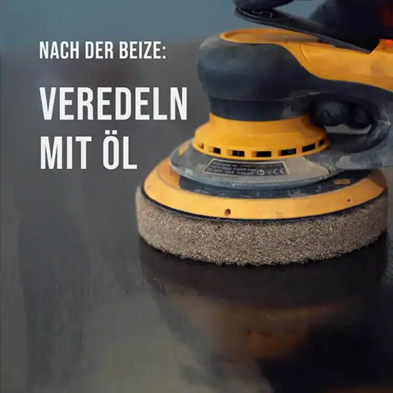 Nachbehandlung der gebeizten Holzoberfläche mit Öl und einem Polierpad auf dem Exzenterschleifer