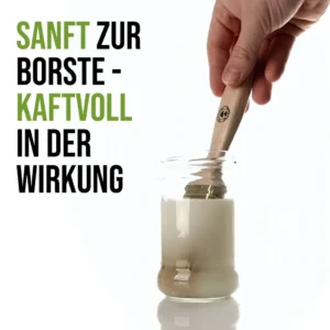 Holzpinsel wird im OLI-NATURA Pinselreiniger im Glas durchgewalkt zur schonenden Borstenreinigung
